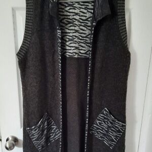 Sleeveless Open-Front Knit Vest with Contrast Trim - Black